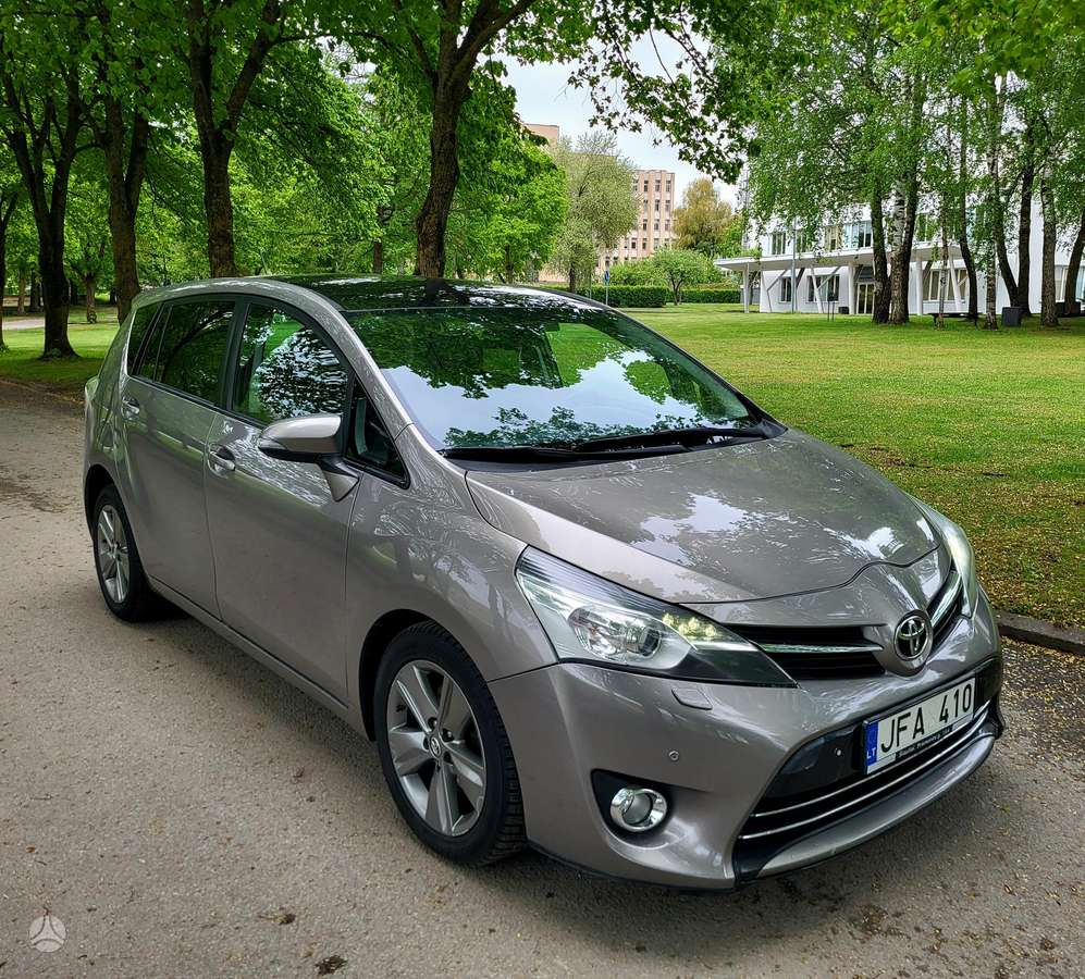 Toyota Verso 2014 — салон