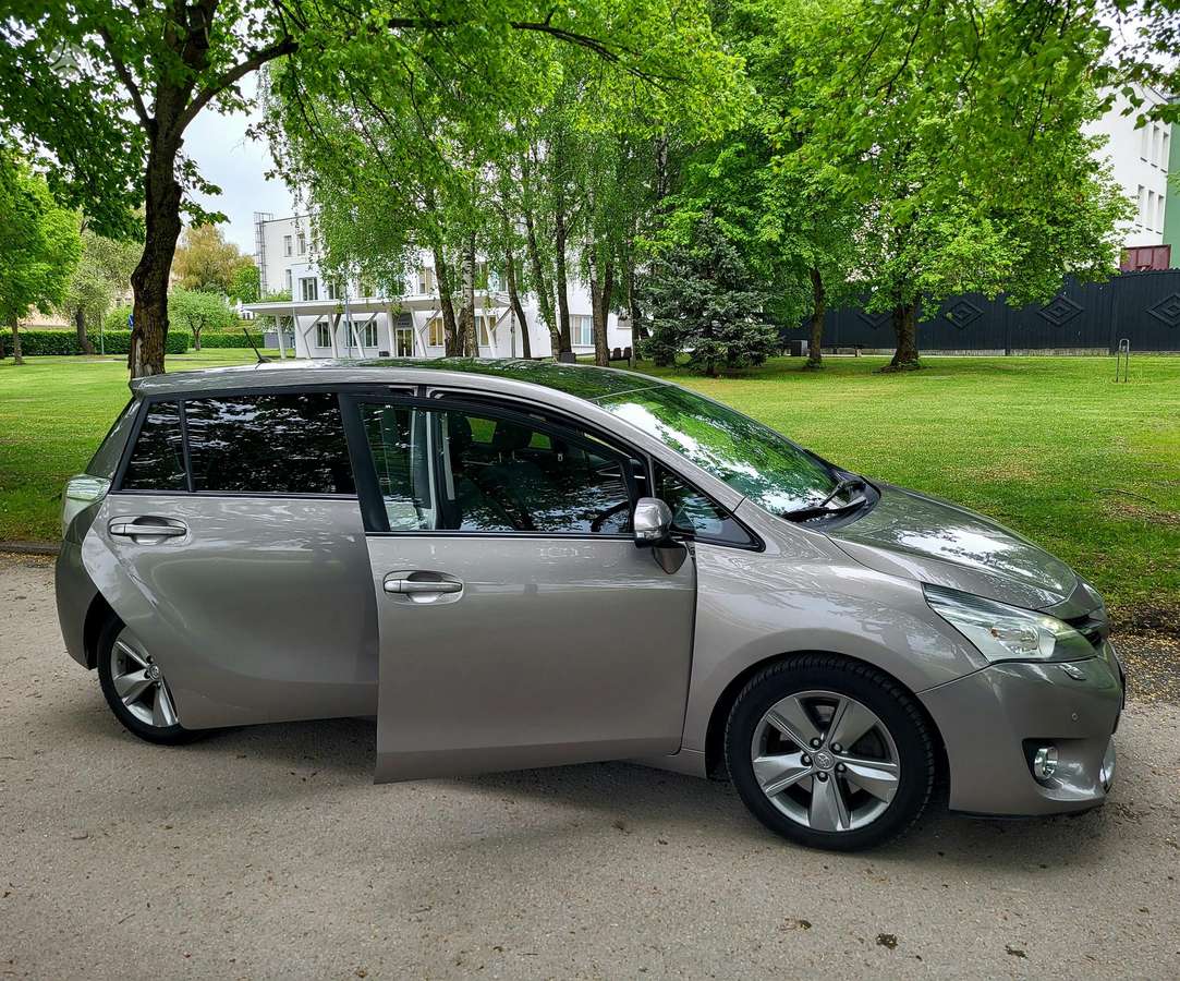 Toyota Verso 2014 — двигун 2200 cm³, 150 HP (110kW)