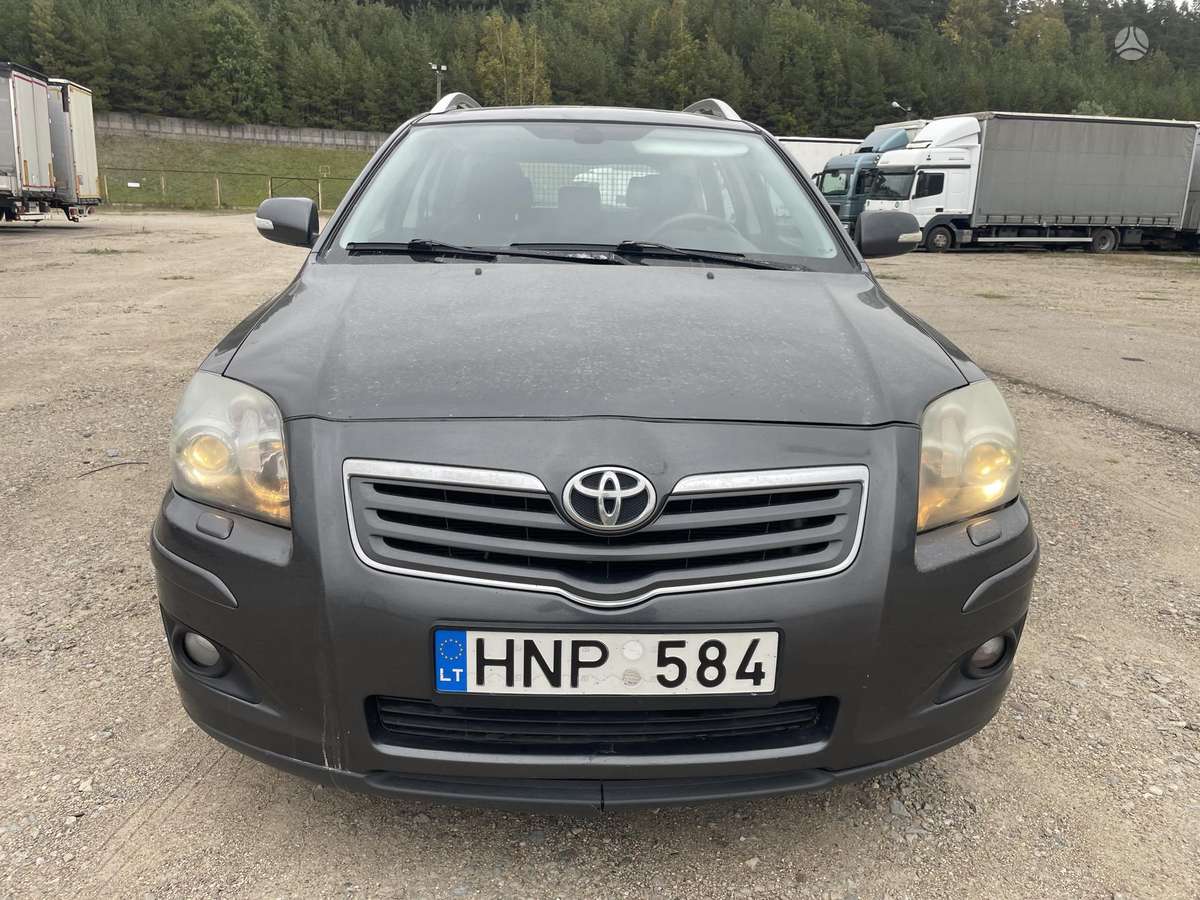 Toyota Avensis 2007 — вигляд ззаду