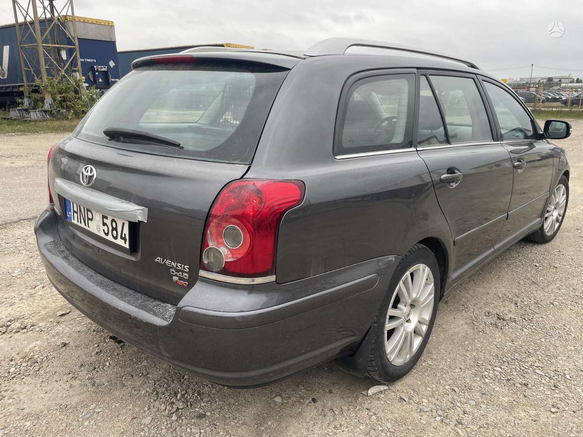 Toyota Avensis 2007 — салон