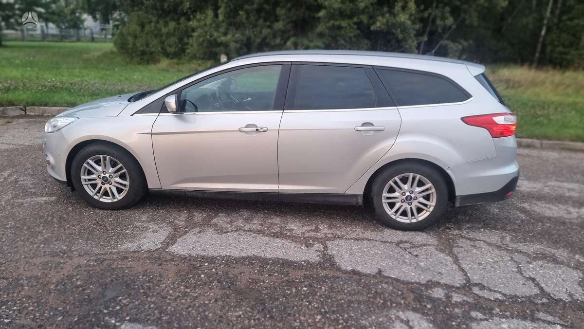Ford Focus 2012 — rear view