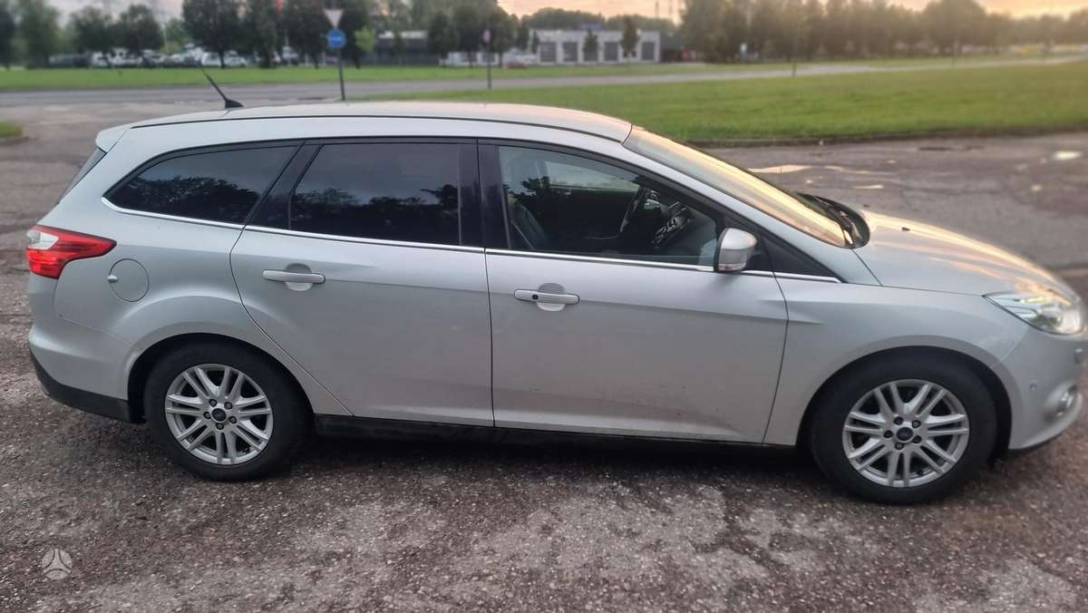Ford Focus 2012 — engine 1596 cm³, 182 HP (134kW)