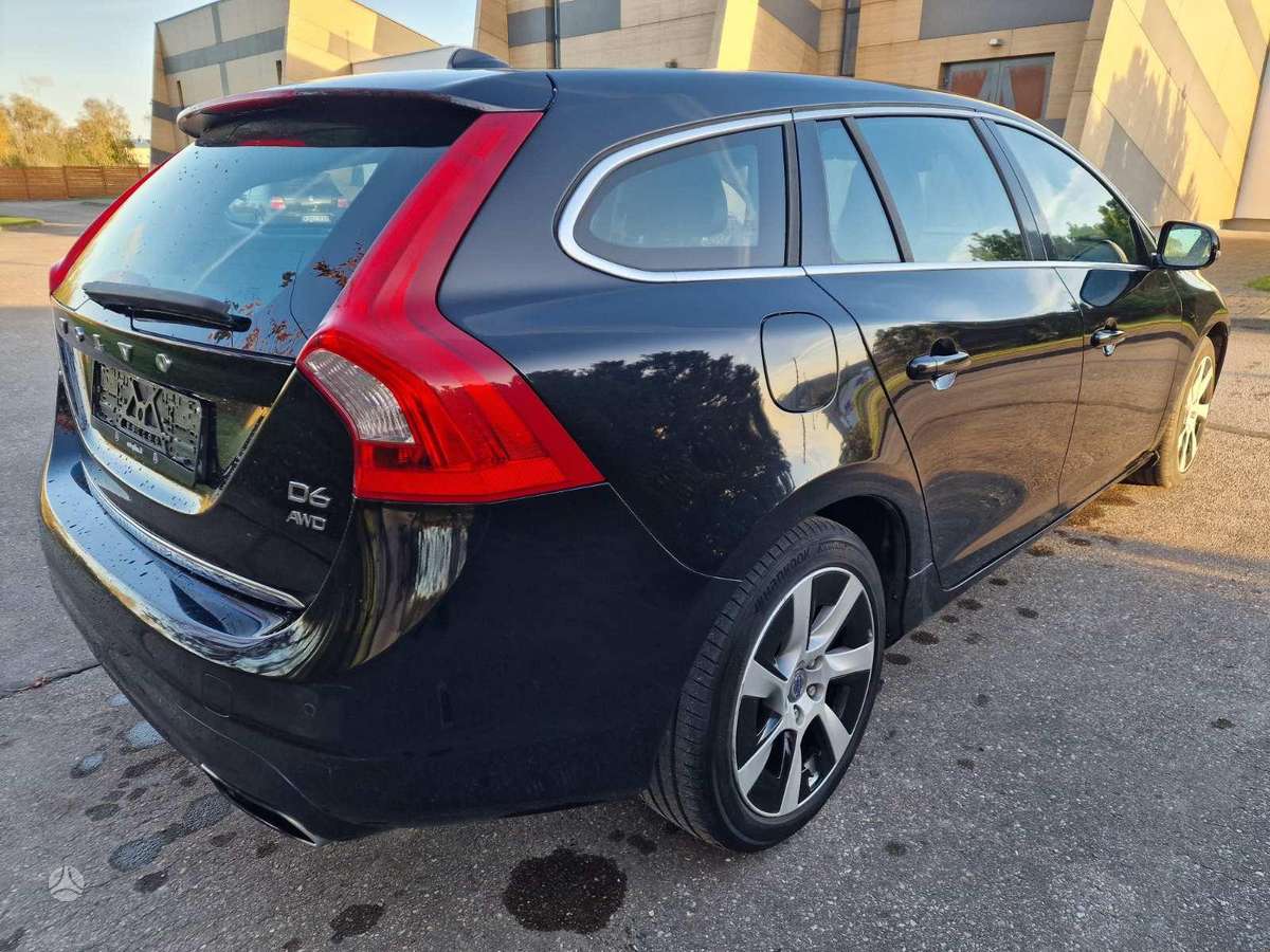 Volvo V60 2013 — engine 2400 cm³, 215 HP (158kW)