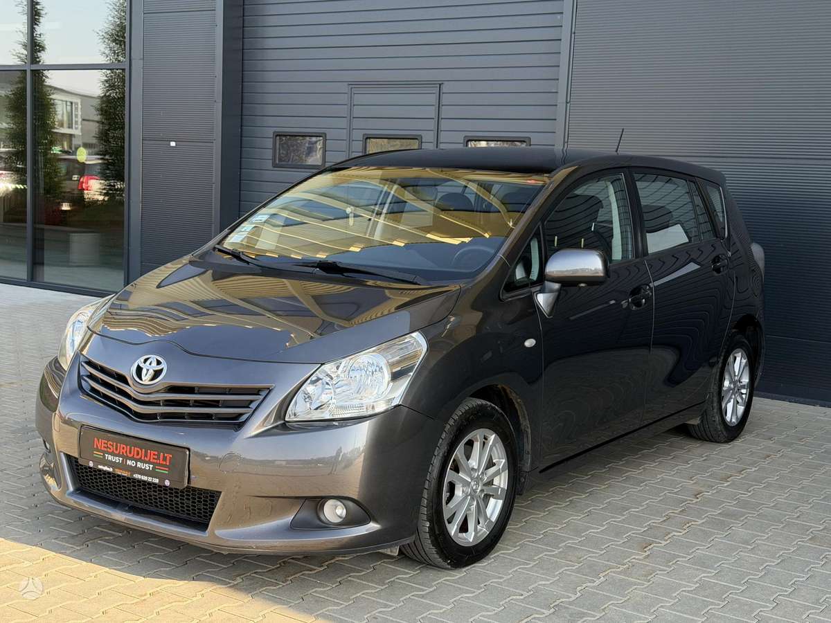 Toyota Verso 2010 — rear view