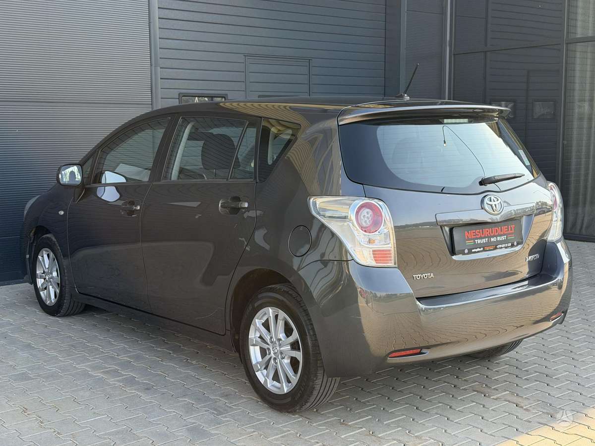 Toyota Verso 2010 — interior