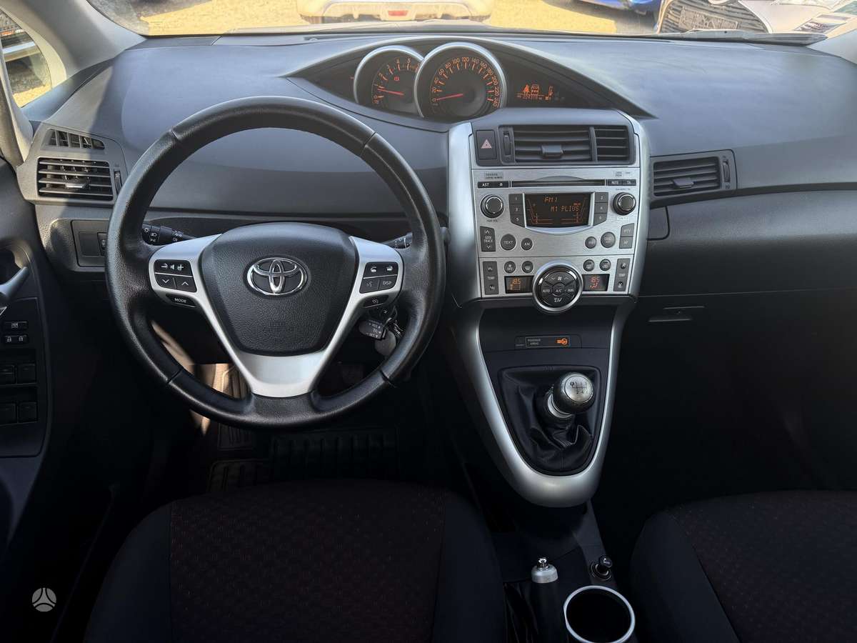 Toyota Verso 2010 — photo 8