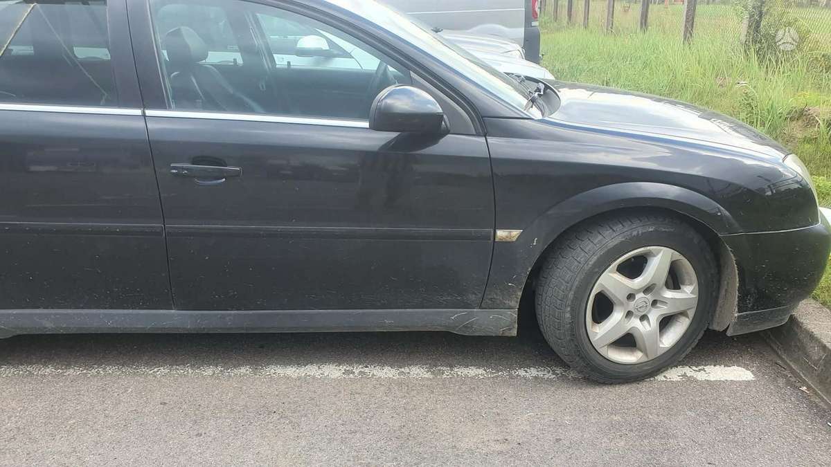 Opel Vectra 2004 — rear view