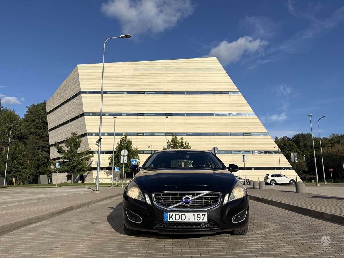 Volvo V60 2012 — rear view