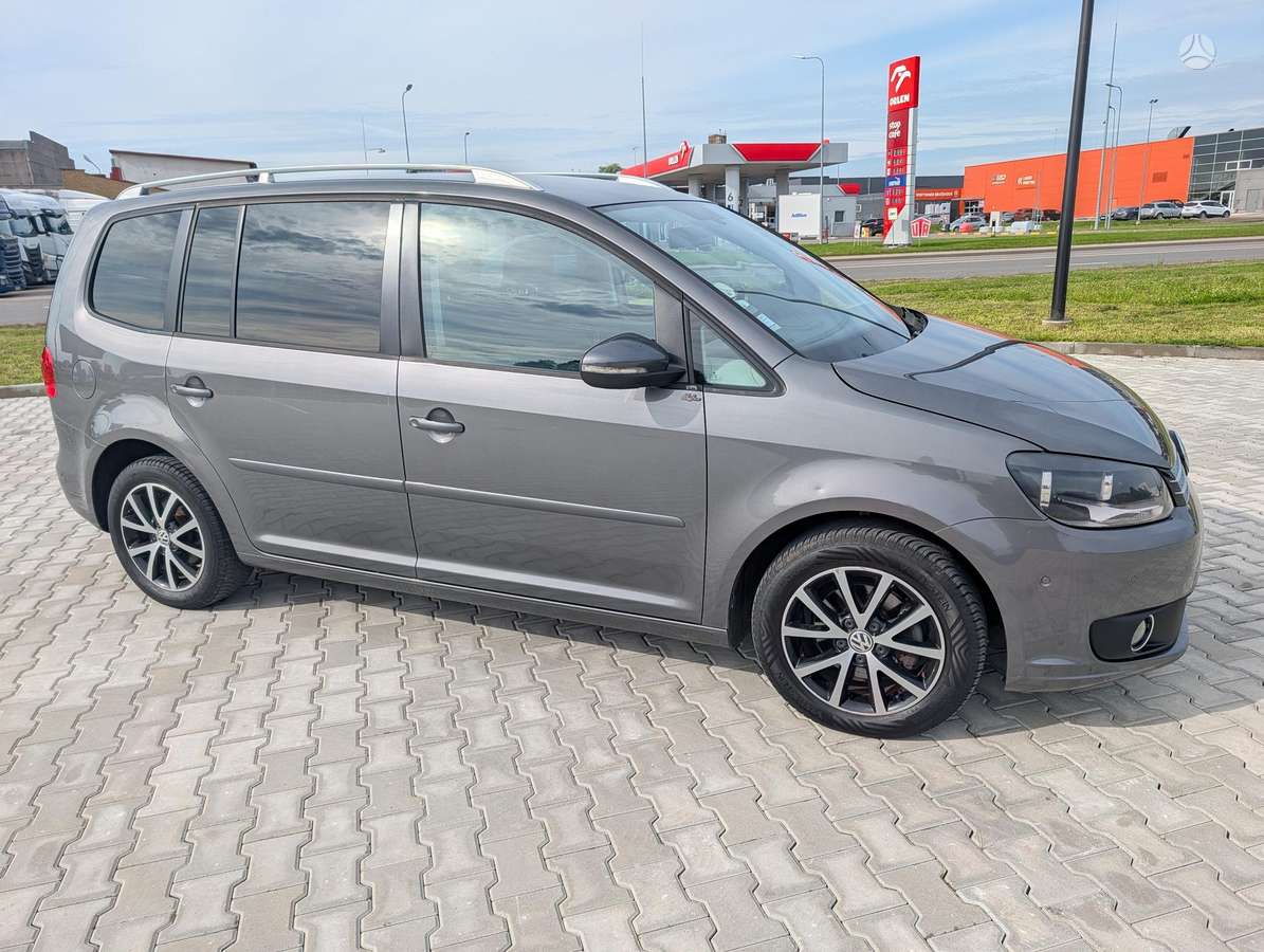 Volkswagen Touran 2012 — вигляд ззаду