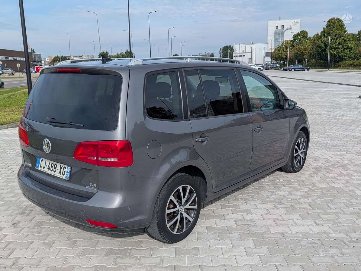 Volkswagen Touran 2012 — салон