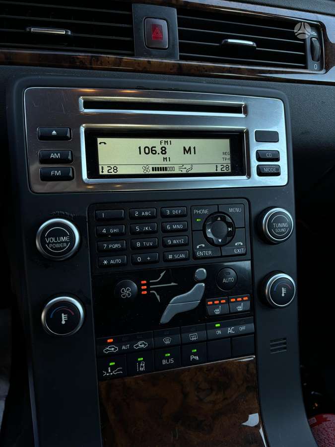 Volvo XC70 2010 — photo 14