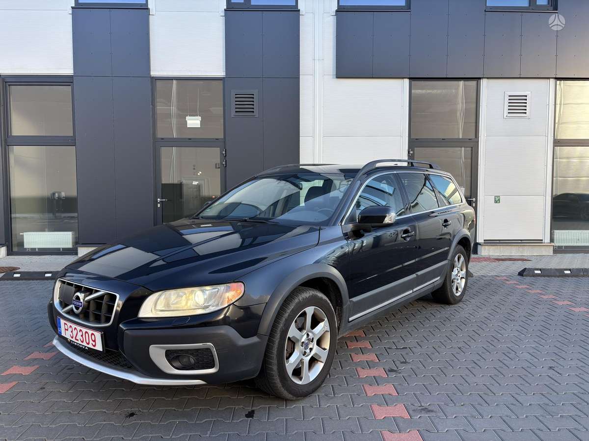 Volvo XC70 2010 — rear view