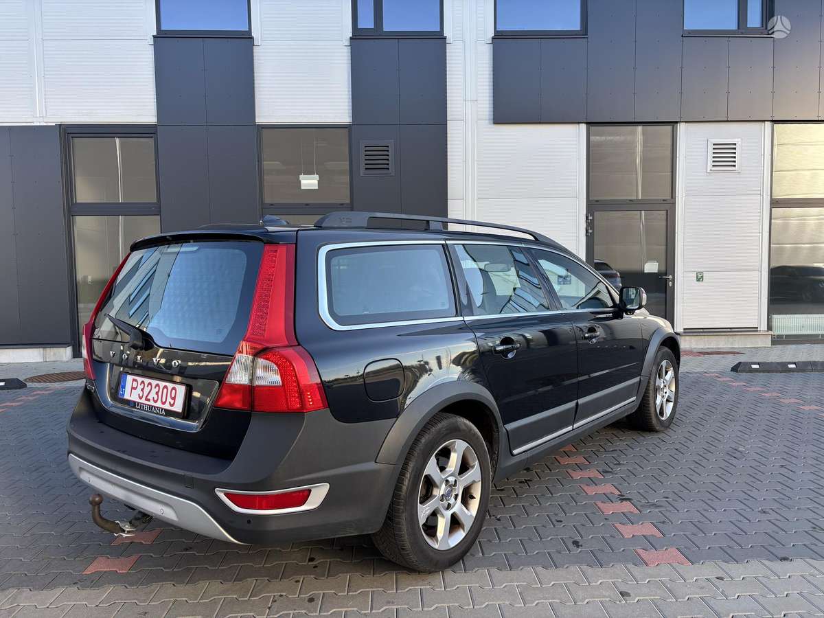 Volvo XC70 2010 — interior
