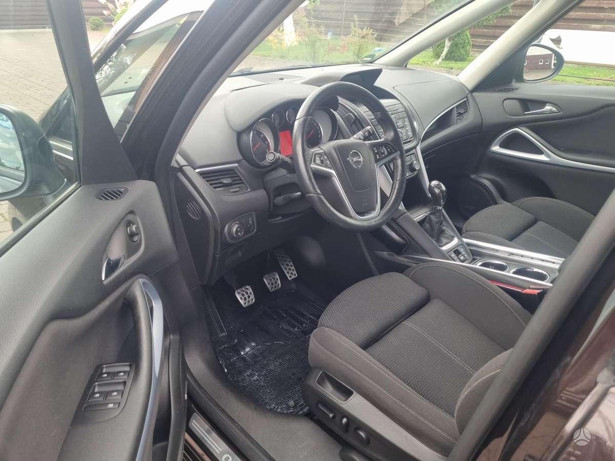Opel Zafira 2015 — фото 11