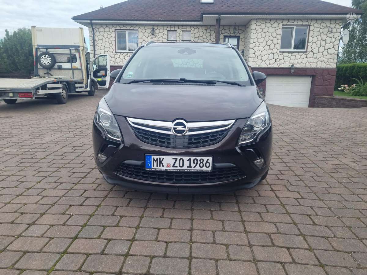Opel Zafira 2015 — вигляд ззаду