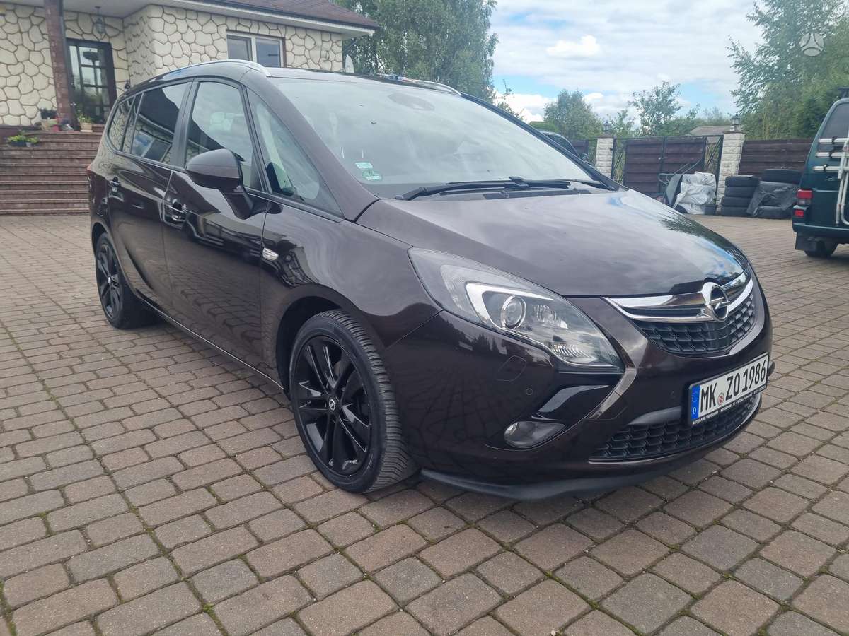 Opel Zafira 2015 — салон