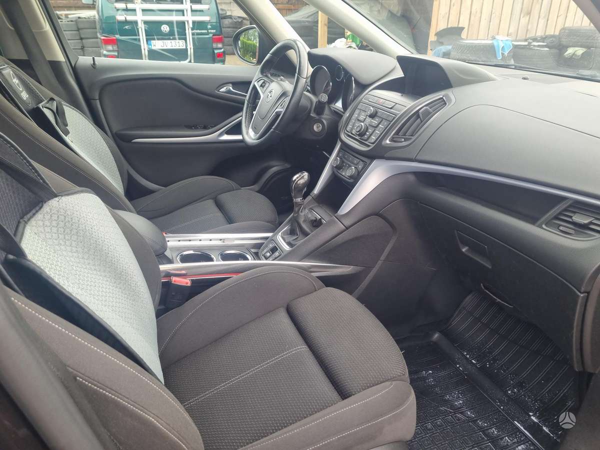 Opel Zafira 2015 — фото 9