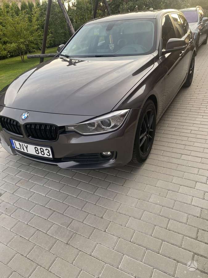 BMW 320 2013 — вигляд ззаду