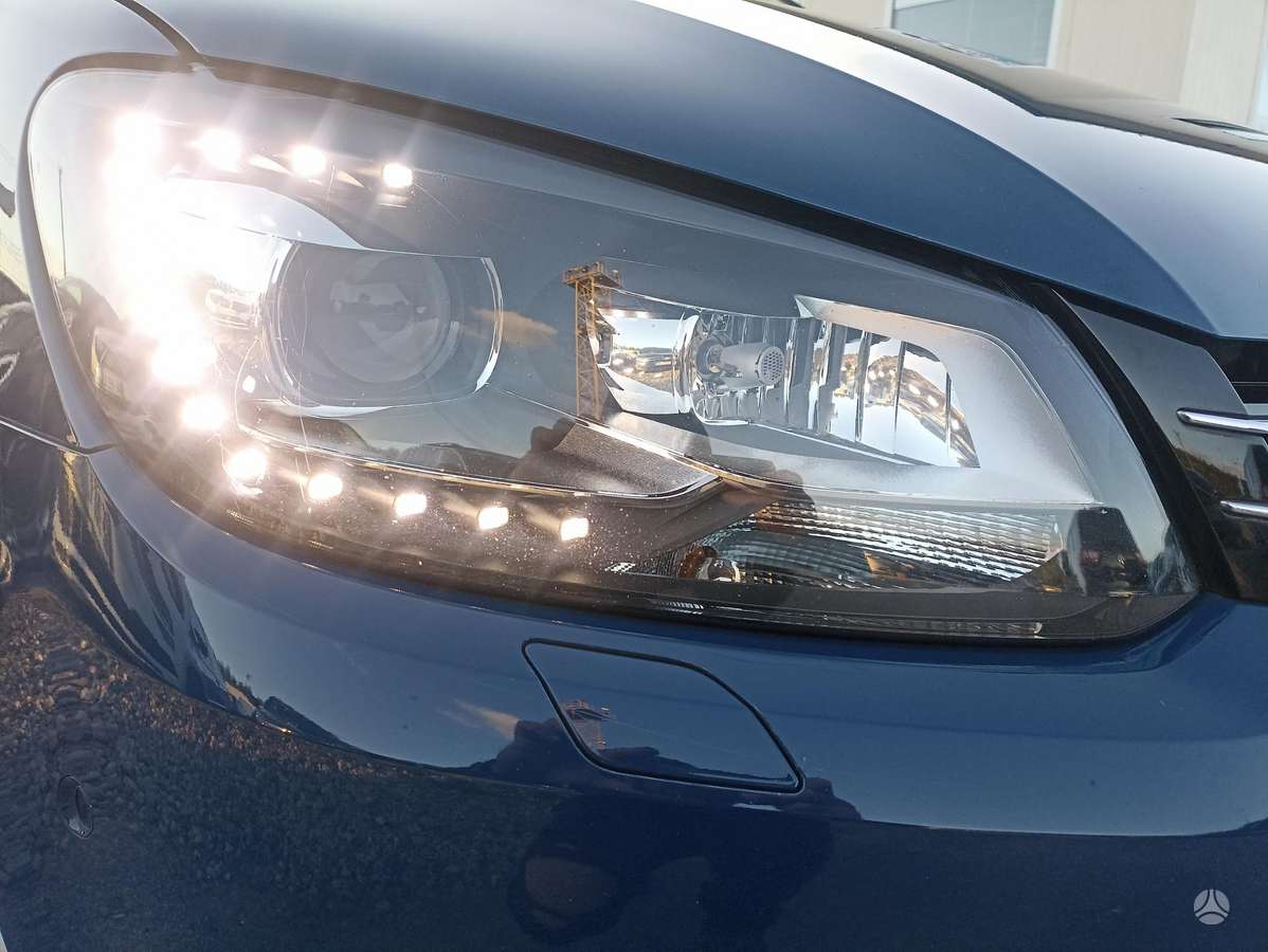 Volkswagen Touran 2013 — салон