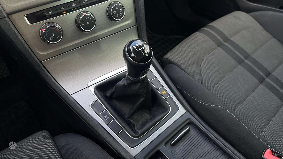 Volkswagen Golf 2015 — interior