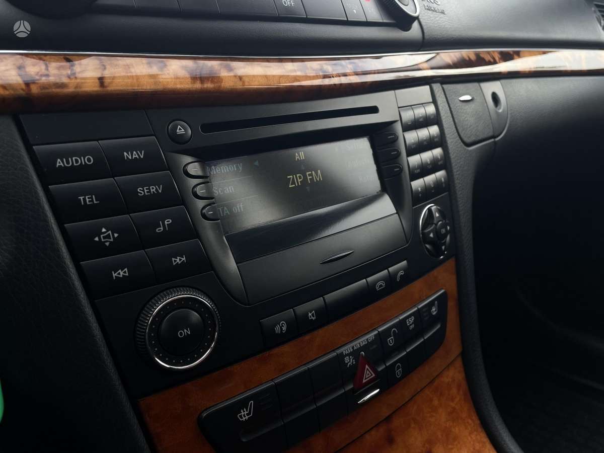 Mercedes-Benz E220 2008 — photo 18