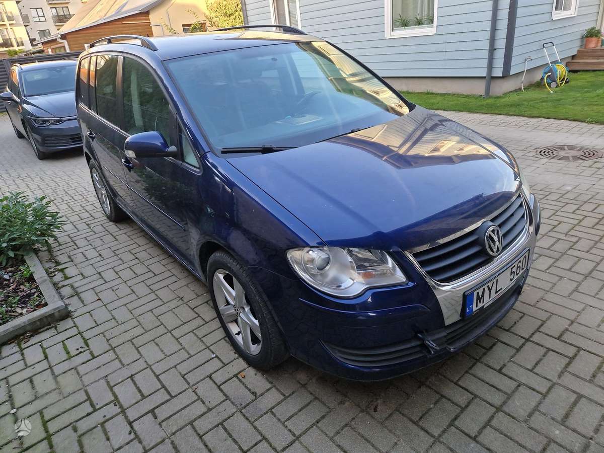 Volkswagen Touran 2009 — rear view
