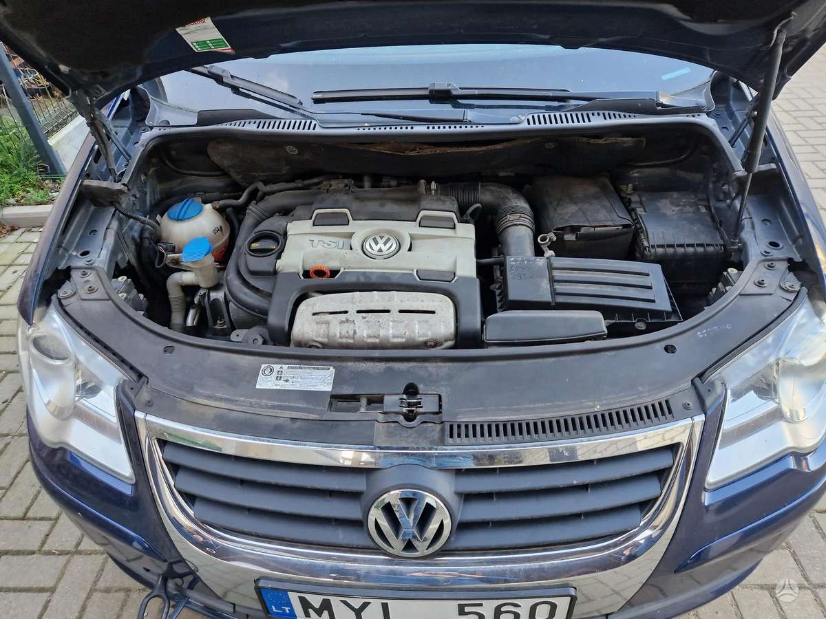 Volkswagen Touran 2009 — interior