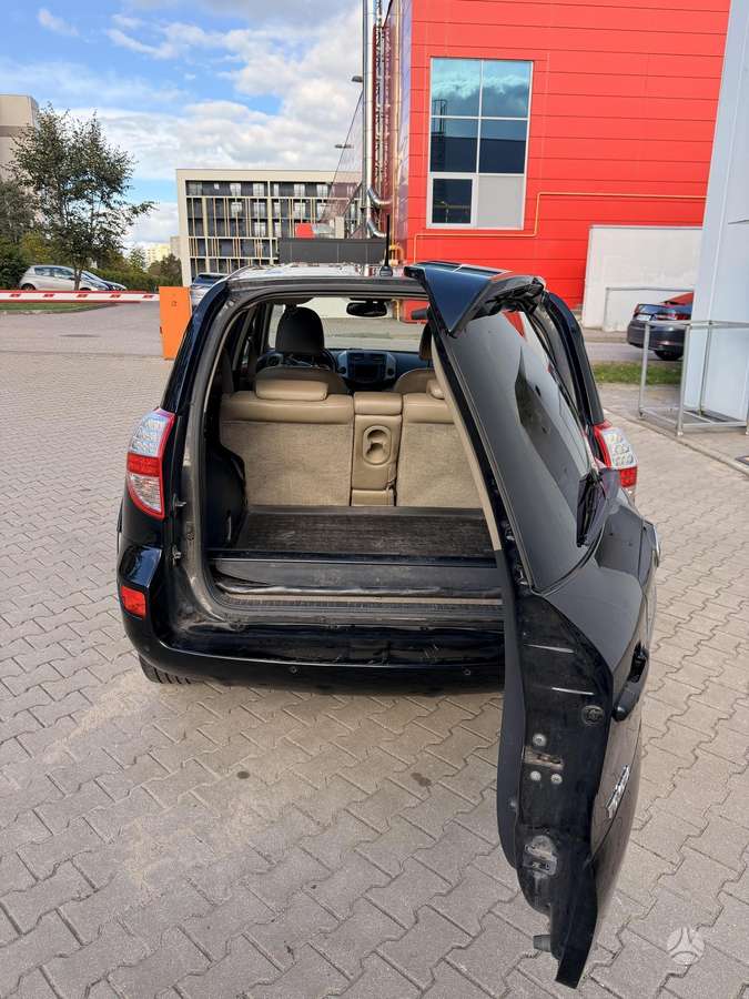 Toyota RAV4 2010 — photo 12