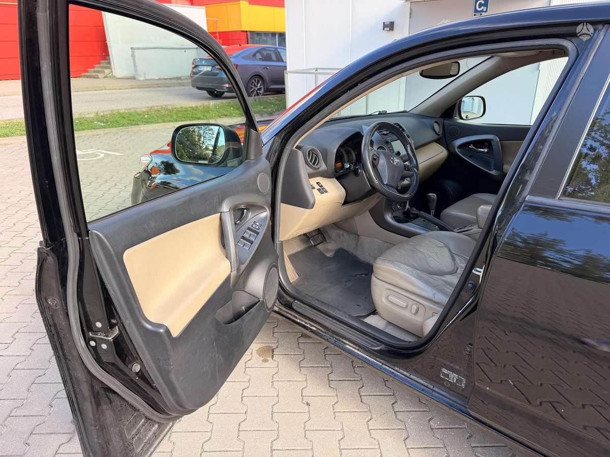 Toyota RAV4 2010 — photo 13