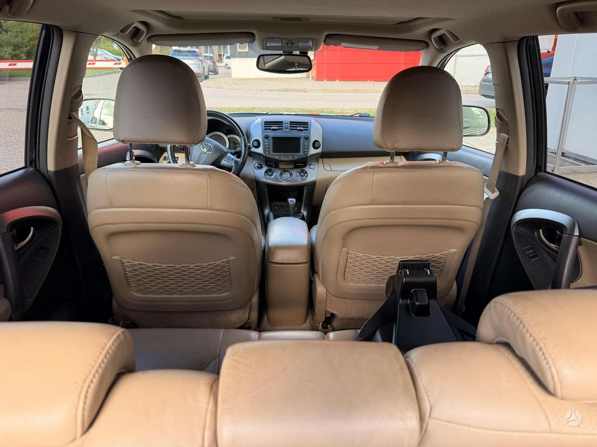 Toyota RAV4 2010 — photo 15