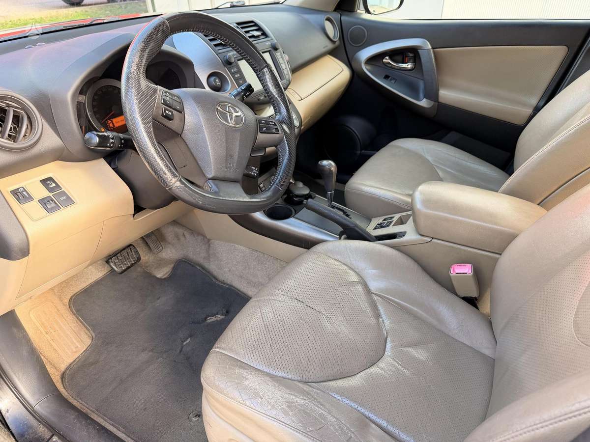 Toyota RAV4 2010 — photo 16