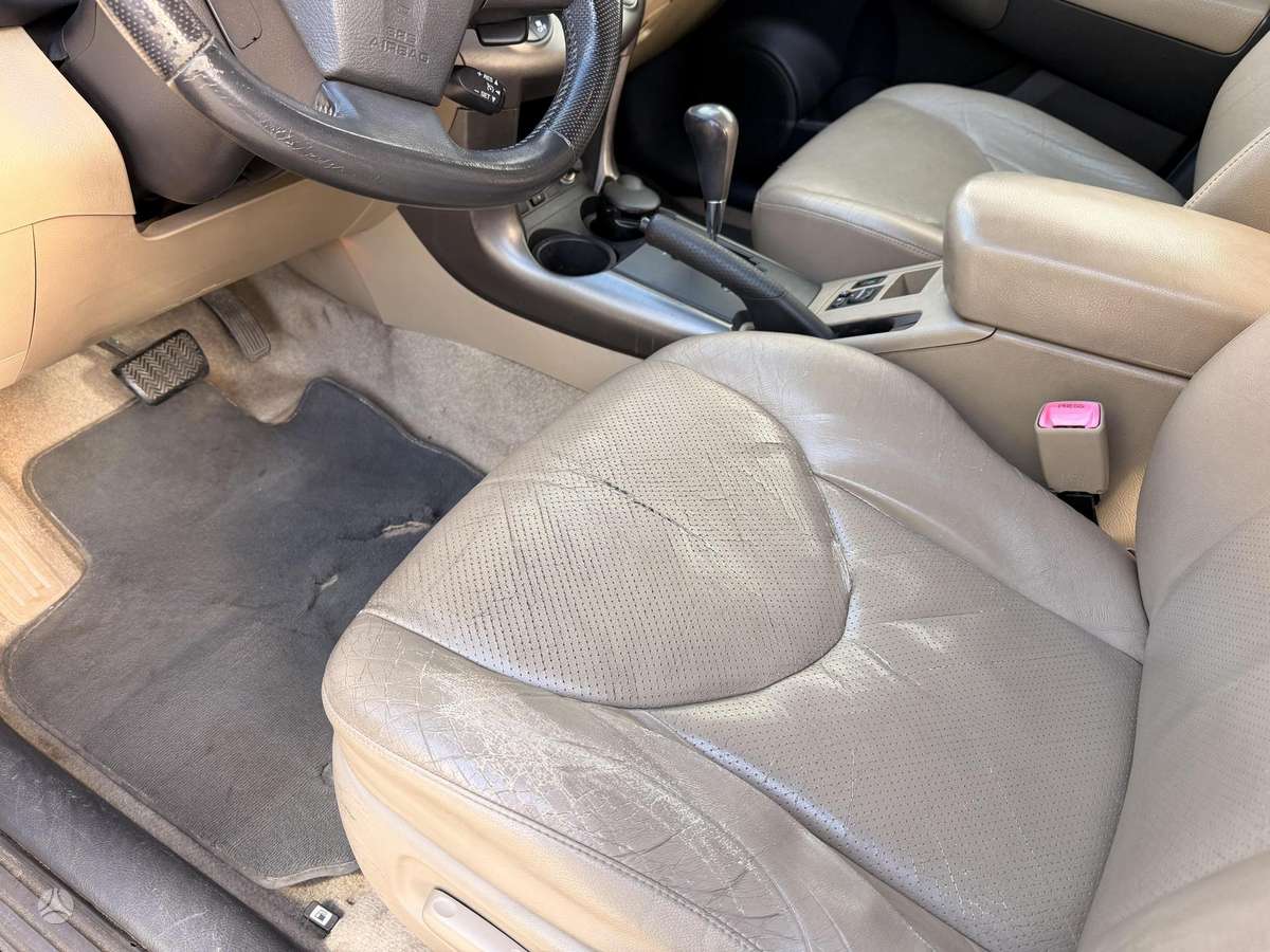 Toyota RAV4 2010 — photo 17