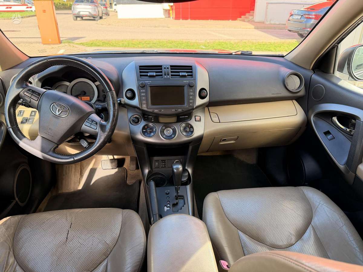 Toyota RAV4 2010 — photo 18