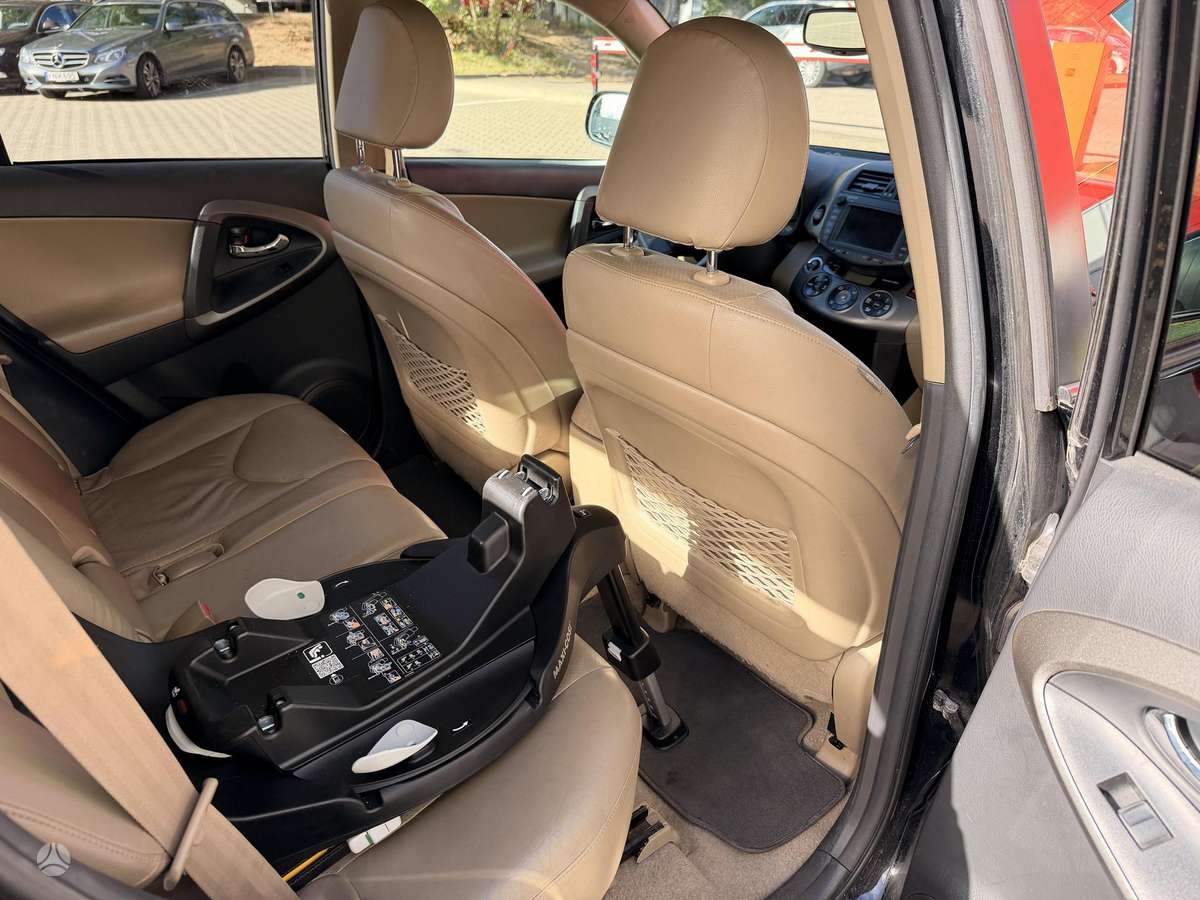Toyota RAV4 2010 — photo 19
