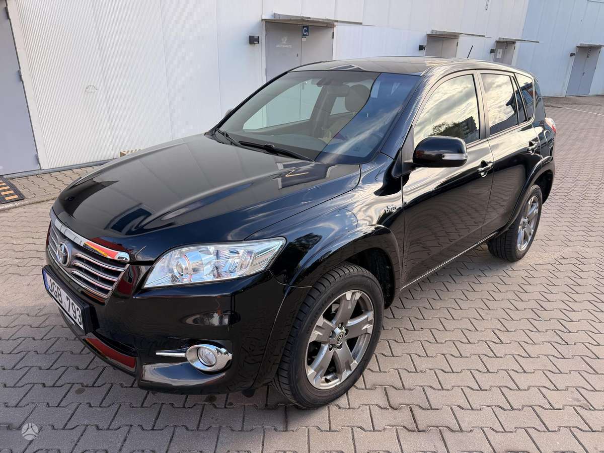 Toyota RAV4 2010 — rear view
