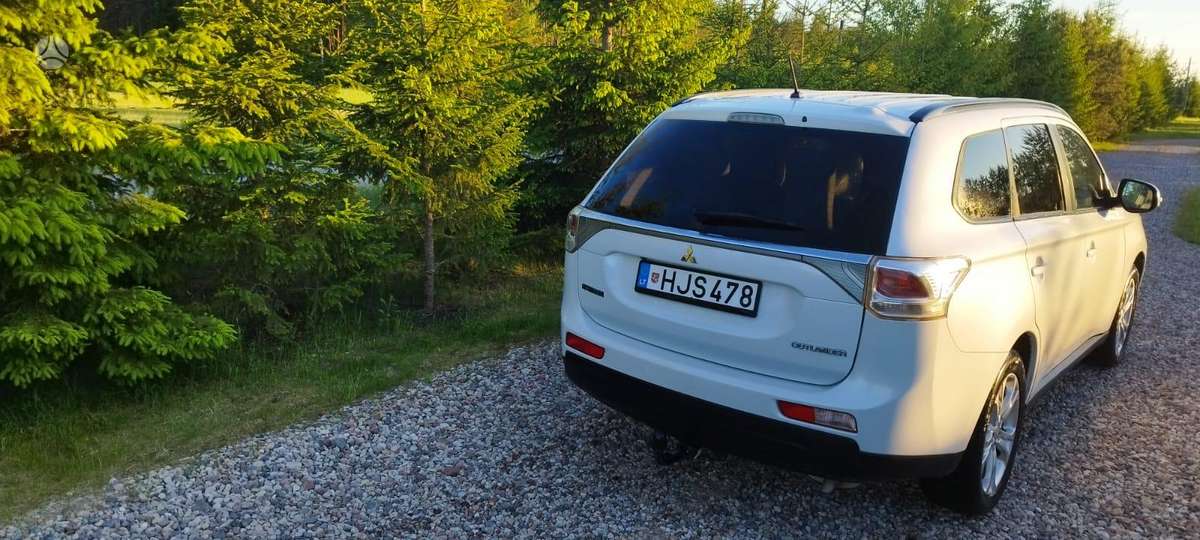 Mitsubishi Outlander 2015 — rear view