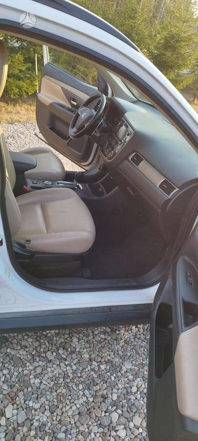 Mitsubishi Outlander 2015 — engine 2400 cm³, 170 HP (125kW)