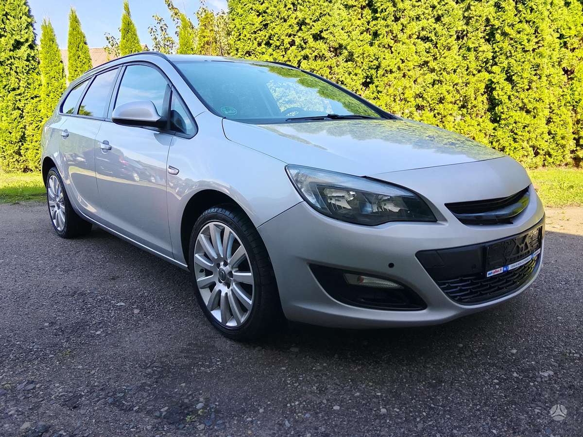 Opel Astra 2015 — rear view