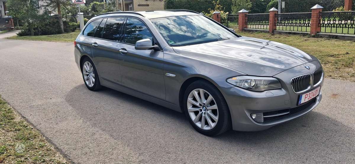 BMW 530 2012 — салон
