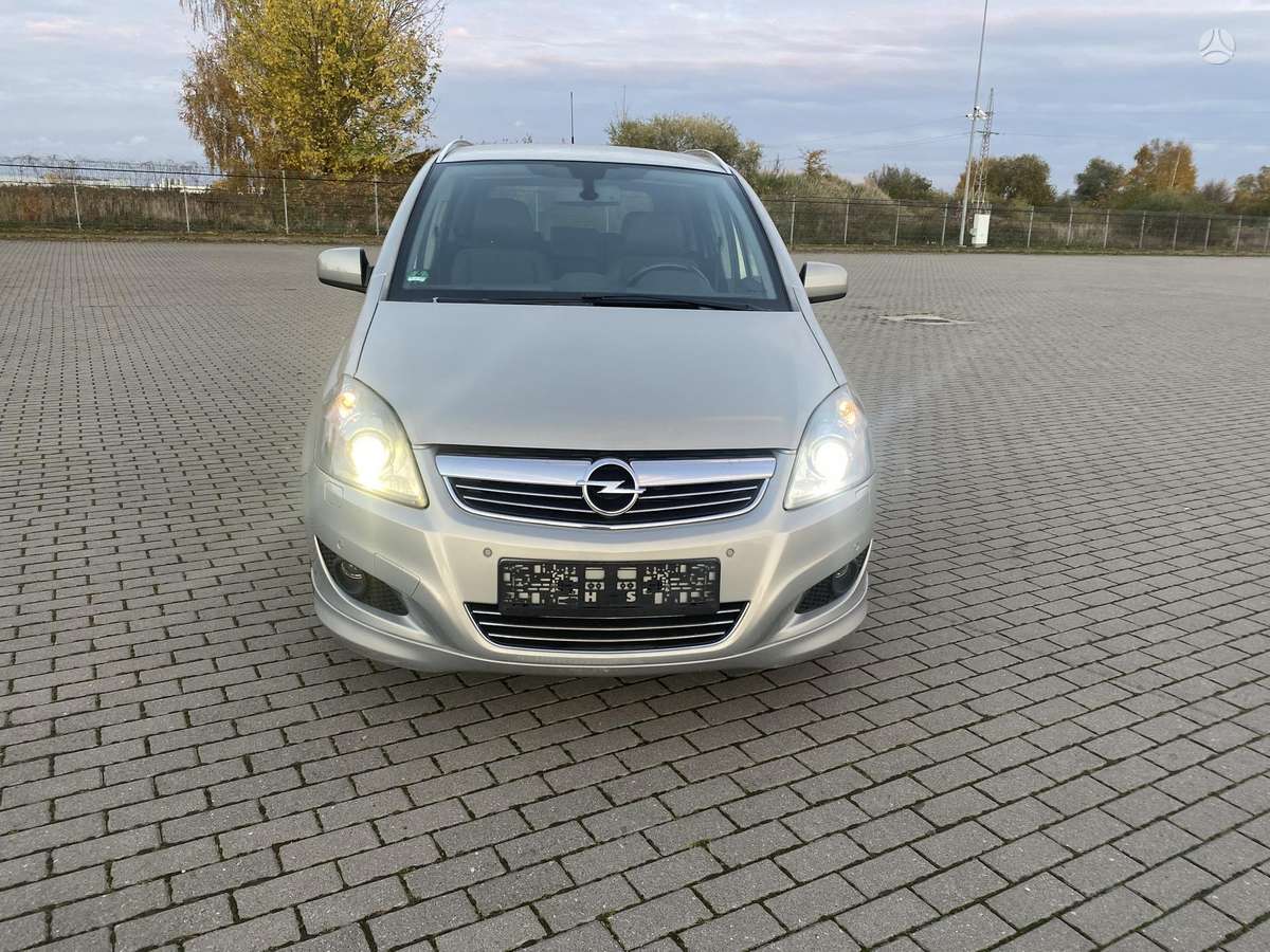 Opel Zafira 2011 — вигляд ззаду