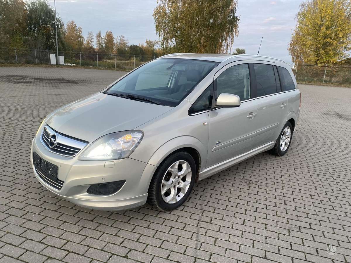 Opel Zafira 2011 — салон