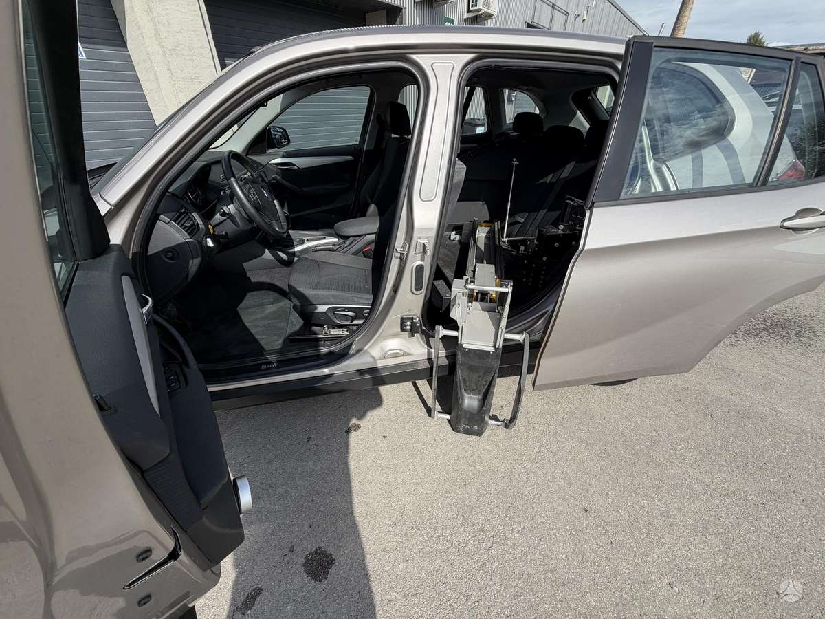 BMW X1 2013 — салон