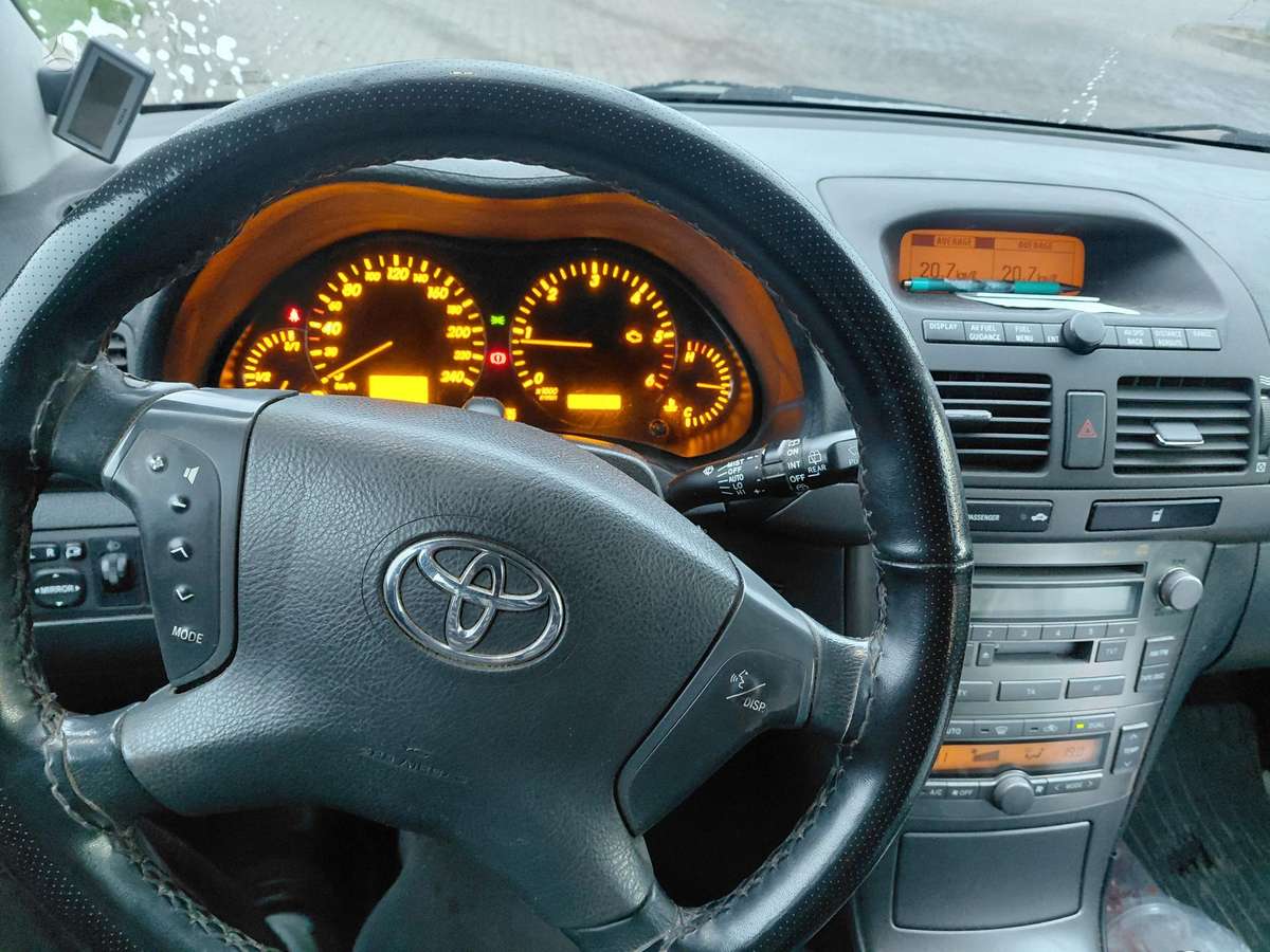 Toyota Avensis 2005 — салон
