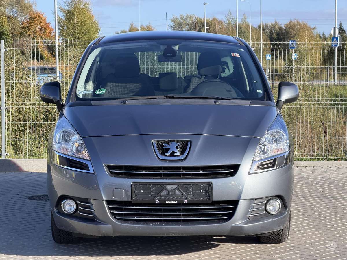 Peugeot 5008 2012 — вигляд ззаду