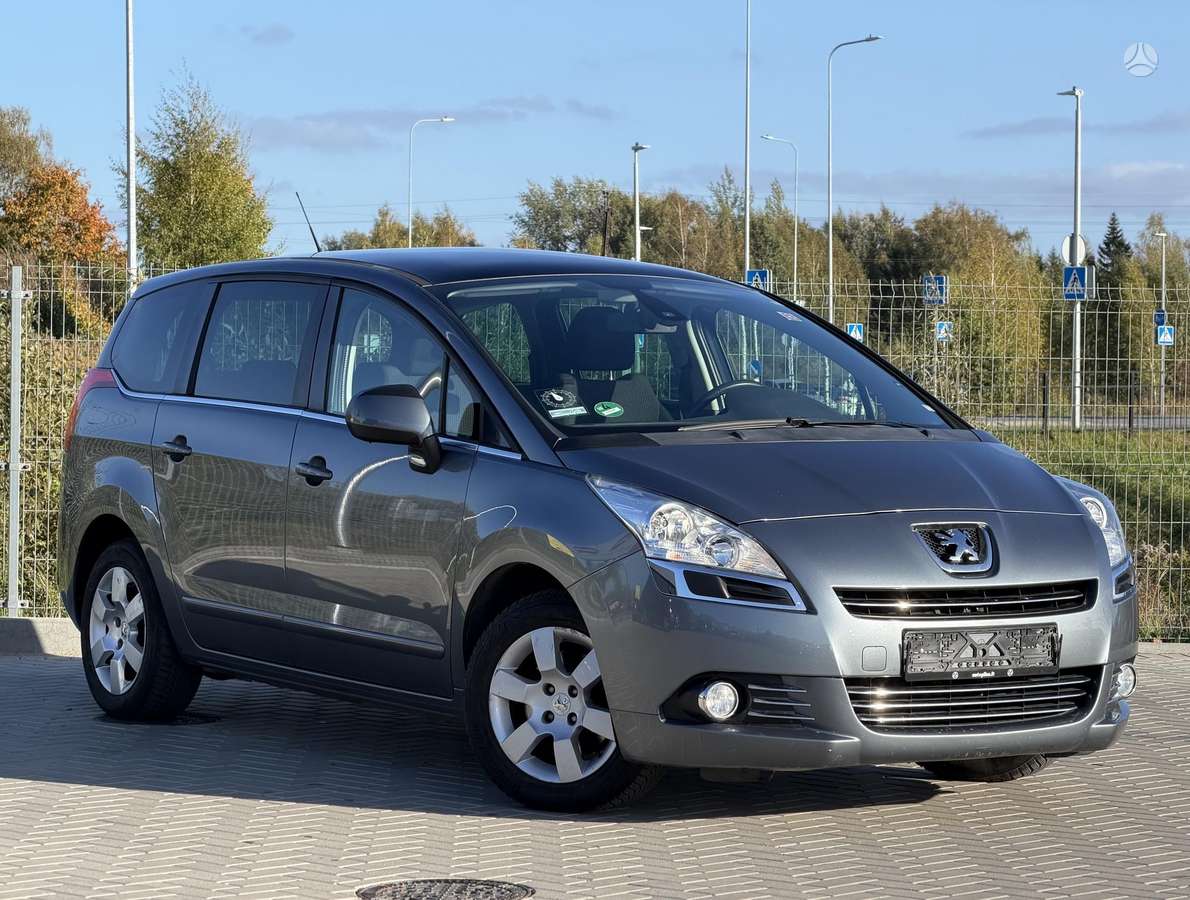 Peugeot 5008 2012 — салон