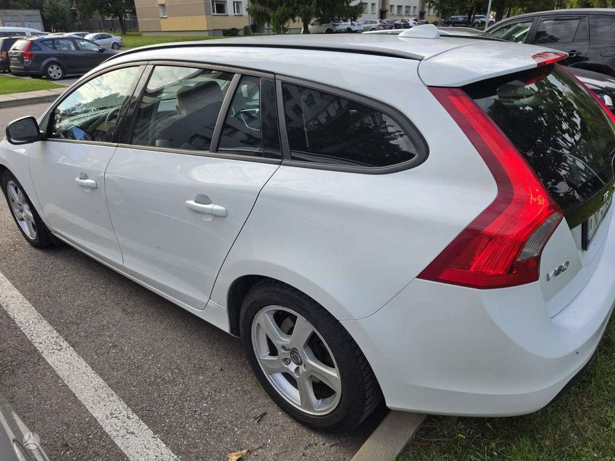 Volvo V60 2012 — салон