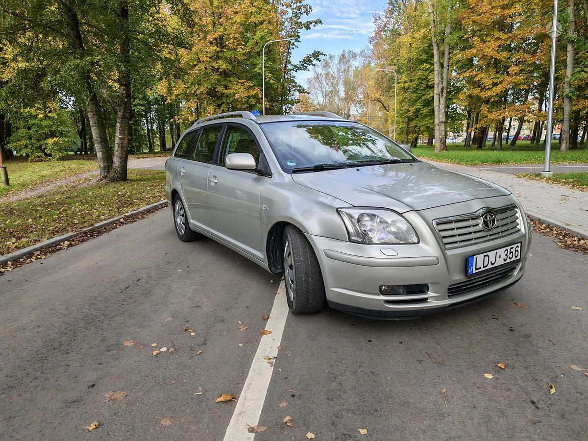 Toyota Avensis 2006 — rear view