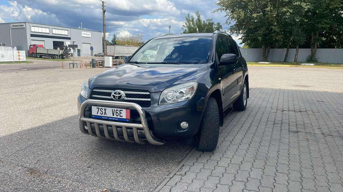Toyota RAV4 2009 — rear view