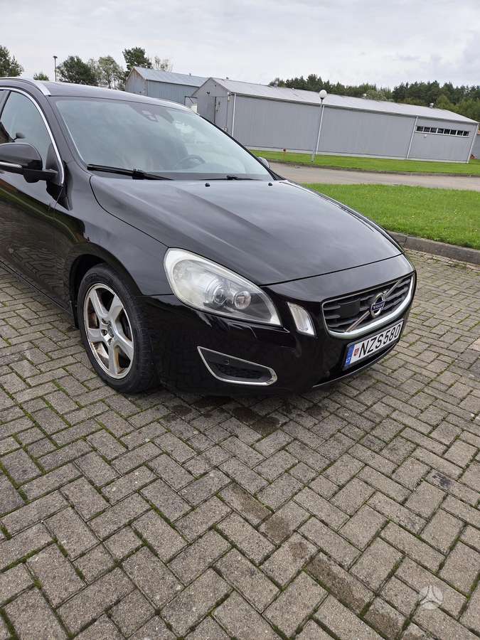 Volvo V60 2011 — салон