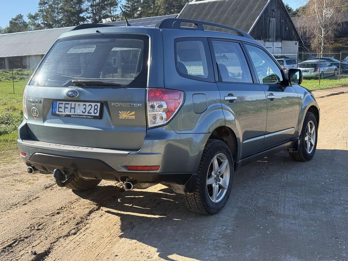 Subaru Forester 2009 — rear view